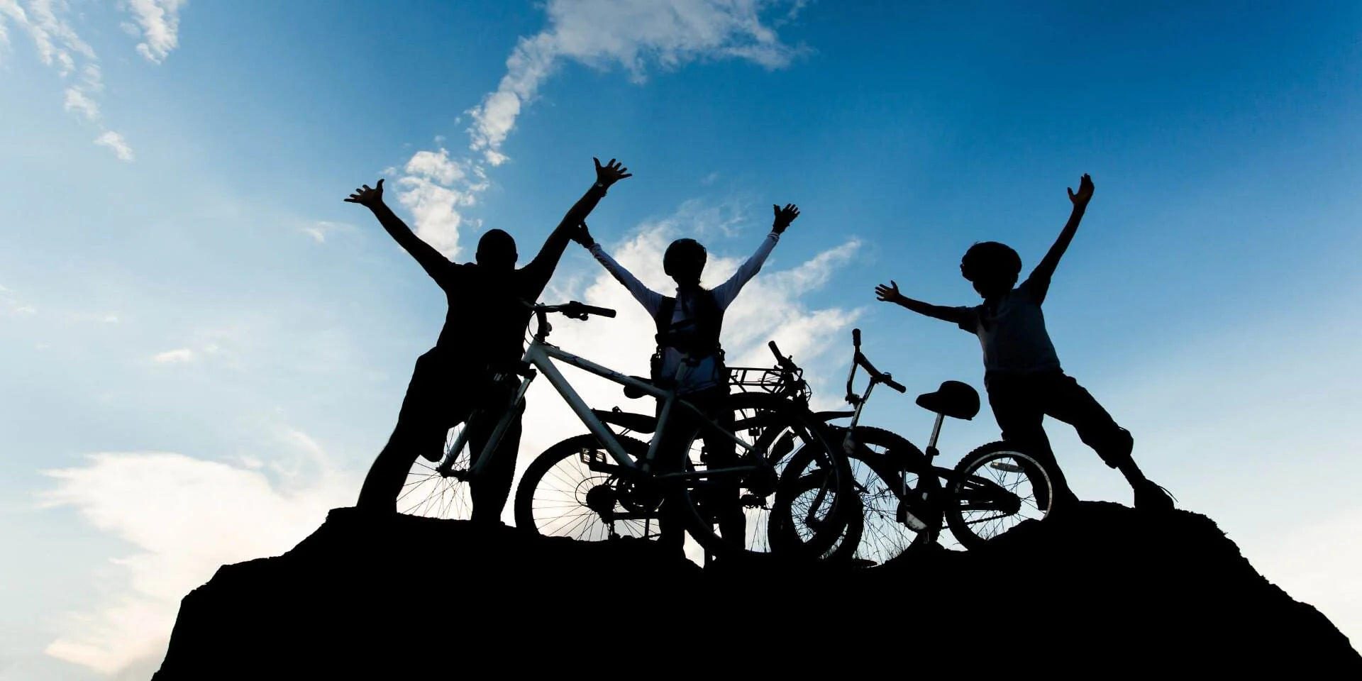 WEBIKEU magazine - Biking Family on a rock with hands up
