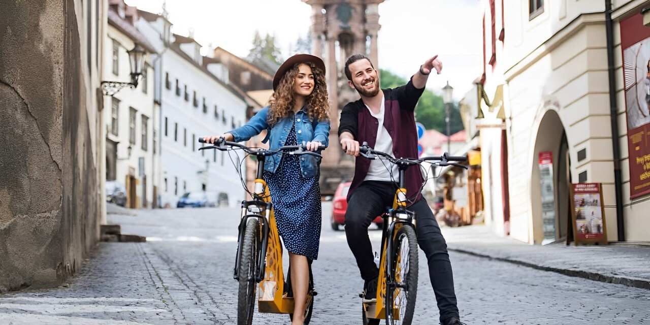 WEBIKEU magazine - Tourist Couple with Electric Bikes
