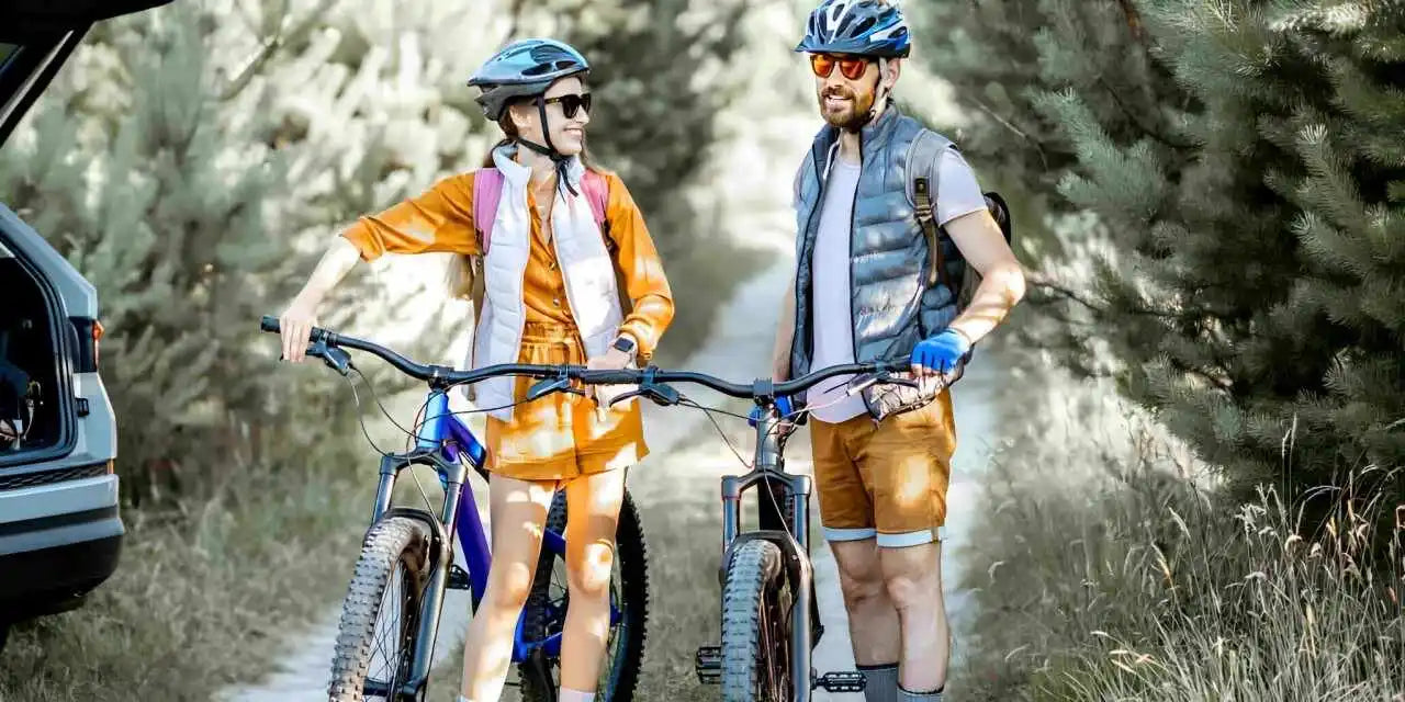 Couple traveling with e-bikes